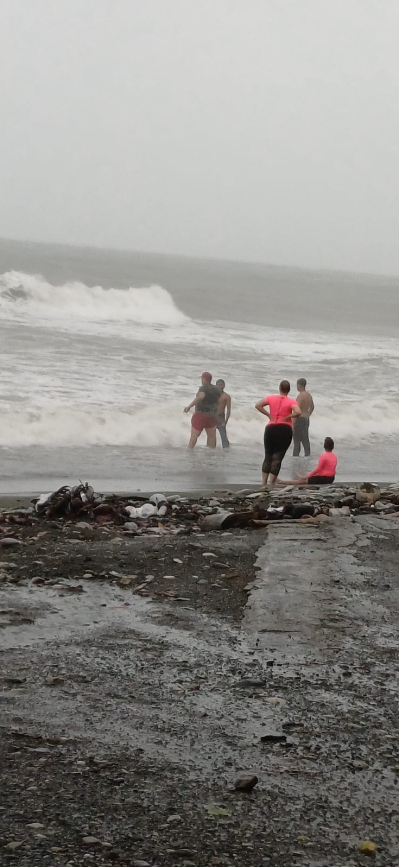 Bañistas acuden a la playa Los Almendros para observar los efectos de Melissa.