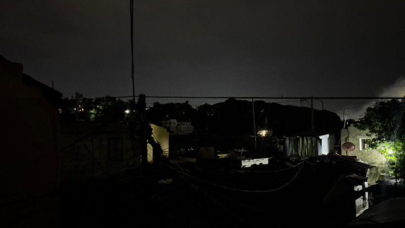 Sector de la capital con poca iluminación debido a un corte eléctrico o apagón.