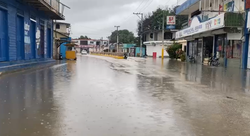 Calle inundada en Tamayo, municipio de la provincia Bahoruco.