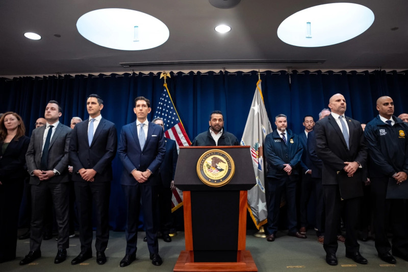 El director del FBI, Kash Patel, habla en una conferencia de prensa anunciando los arrestos del entrenador en jefe de los Portland Trail Blazers, Chauncey Billups, y el guardia de los Miami Heat, Terry Rozier, en relación con una investigación federal sobre apuestas deportivas y juegos de azar ilegales.