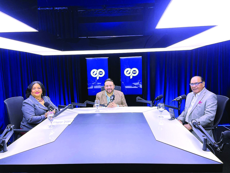 Los periodistas Wendy Santana y Miguel Franjul conversan en su programa “Entre Periodistas”, con el escritor e historiador Miguel Reyes Sánchez.
