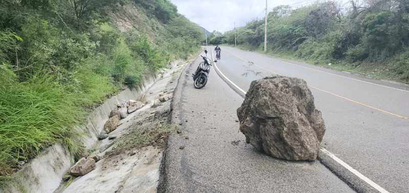 Los suelos saturados y las lluvias provocan deslizamiento de tierra y piedra en la carretera de Ocoa