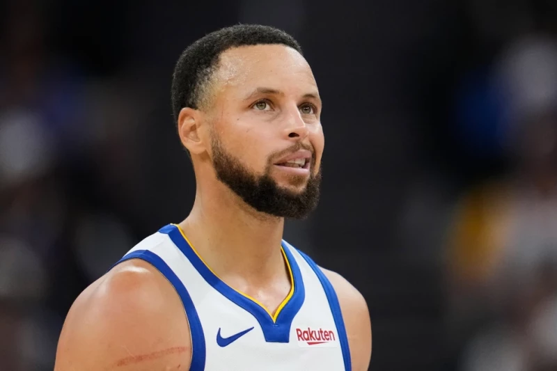 Stephen Curry, de los Warriors, sonríe durante el partido ante los Nuggets, el 23 de octubre de 2025.