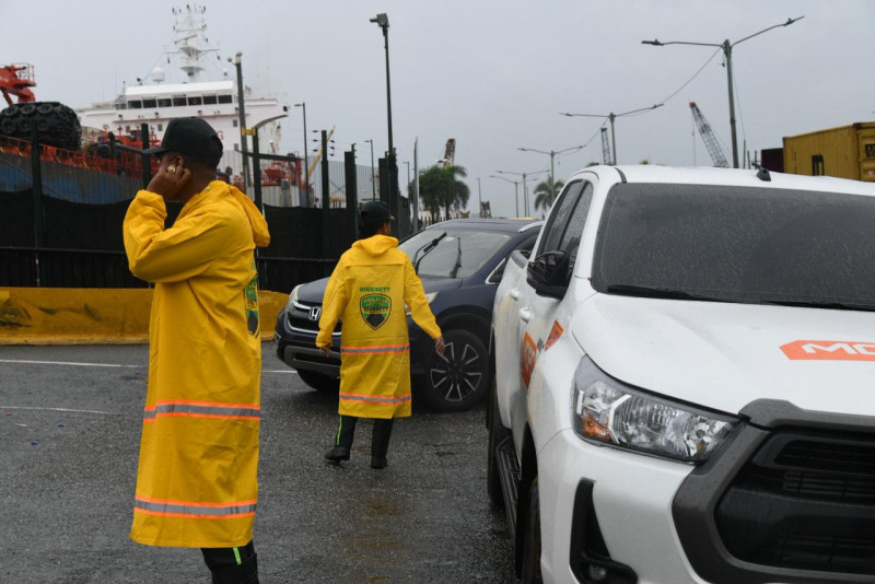 Agentes de la Digesett invitan a los conductores a continuar la circulación por la avenida Alberto Caamaño Deñó.