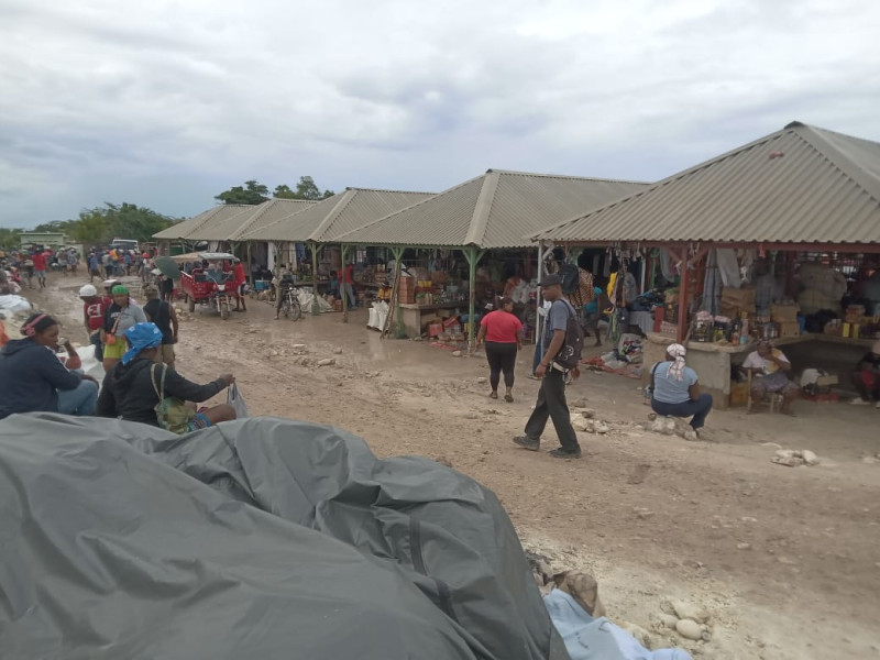 En el mercado binacional se observa una reducida presencia de compradores y vendedores, algo inusual comparado con su frecuencia habitual.