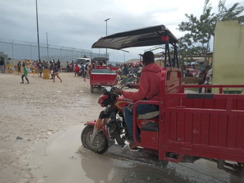 A pesar del paso de la tormenta Tormenta Tropical Melissa, un hombre transitó en un triciclo motorizado por el mercado binacional.