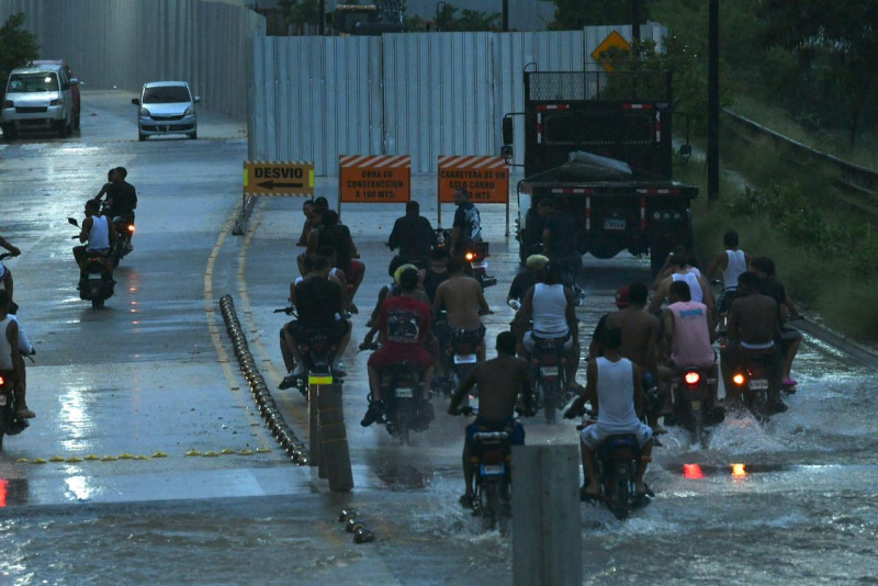 Ciudadanos en las calles en medio de alerta roja por efectos de la tormenta tropical Melissa