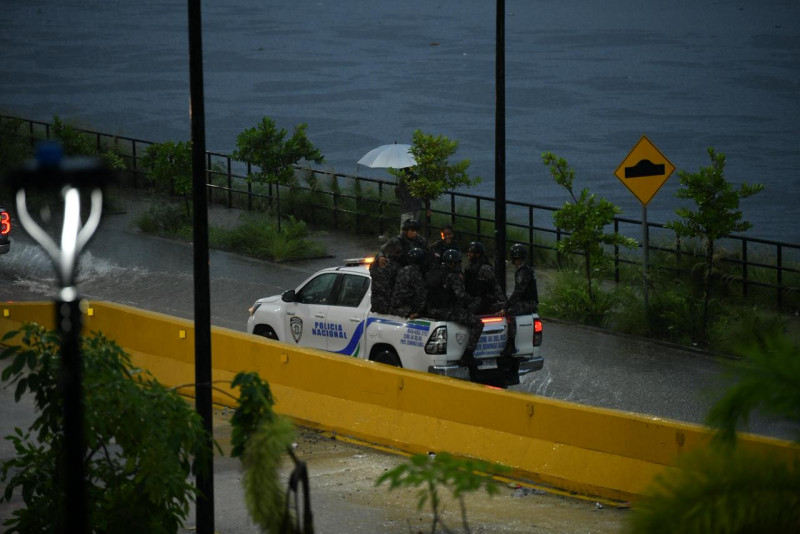 Agentes de la Policía Nacional patrullan en sectores en alerta por la tormenta Melissa
