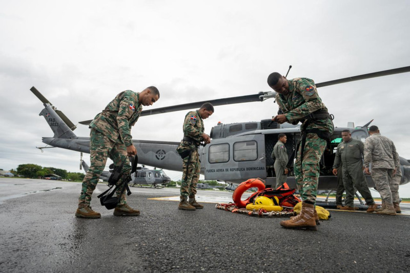 Soldados se preparan para rescate por tormenta Melissa.