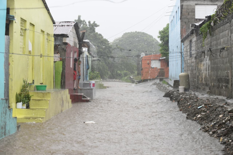 Lluvias copiosas en Baní provocan fuertes inundaciones.