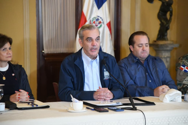 El presidente Luis Abinader al hablar a la presa la tarde de este viernes 24 de octubre. Le acompañan en la fotografía la vicepresidenta Raquel Peña y el ministro de la Presidencia, José Ignacio Paliza