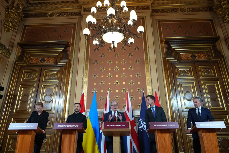 La primera ministra de Dinamarca, Mette Frederiksen; el presidente de Ucrania, Volodímir Zelenski; el primer ministro británico, Keir Starmer; el secretario general de la OTAN, Mark Rutte; y el primer ministro de los Países Bajos, Dick Schoof, asisten a una rueda de prensa tras la reunión de la "coalición de los dispuestos" de socios internacionales sobre Ucrania, celebrada en Londres el 24 de octubre de 2025.