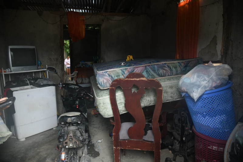 Familiares subieron sus pertenencias en la mesa para evitar daños por la lluvia.
