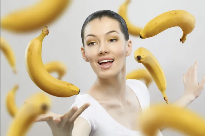 Las bananas, por medio de sus nutrientes como la B6 y el triptófano, ayudan a que se produzcan y sean liberados neurotransmisores, como la serotonina y la dopamina.