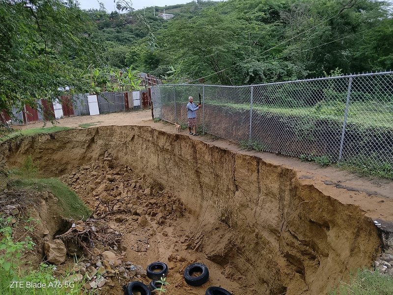 El colapso afectó la vía de comunicación con los sectores Los Solares, Villa Magisterial y Los Prados de Pekín.