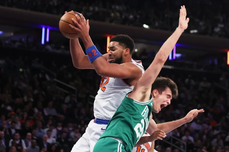 Karl-Anthony Towns, de los Knicks, toma un rebote sobre Hugo Gonzalez, de los Celtics, durante el partido de la NBA, el 24 de octubre de 2025, en Nueva York.