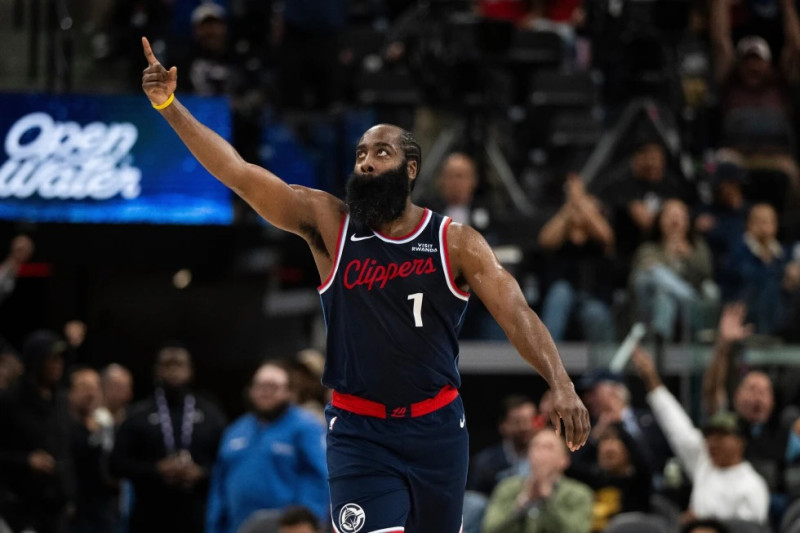 James Harden, de los Clippers de Los Ángeles, festeja tras encestar ante los Suns de Phoenix en el partido.