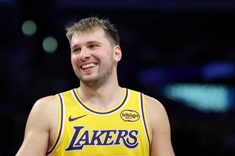 l escolta de los Lakers de Los Ángeles, Luka Doncic, reacciona contra los Timberwolves de Minnesota durante la segunda mitad de un partido.