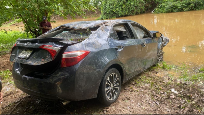 Varias personas se desplazaban a bordo de un carro que, por causas aún desconocidas, perdió el control e impactó contra la estructura del puente.