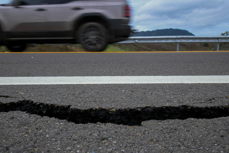 Vehículos transitando a pocos metros de grita en la circunvalación de Baní.