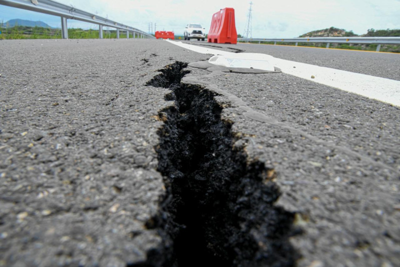 Grieta en tramo de la circunvalación de Baní.