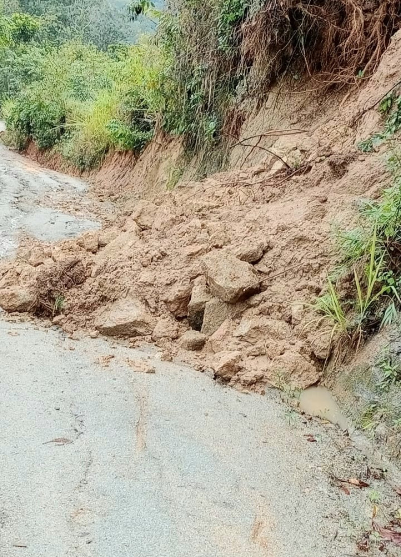 Reportan zonas El Rosalito de Ocoa incomunicadas por daños a caminos y crecida río Nizao, producto de la incidencia de Melissa.