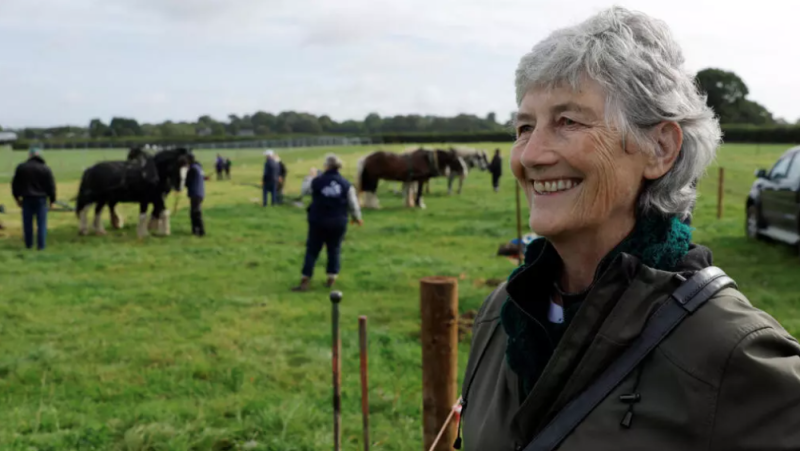 La candidata independiente a las elecciones presidenciales irlandesas, Catherine Connolly, apoyada por todos los partidos de la oposición de izquierda, en Screggan, Irlanda, el 16 de septiembre de 2025.