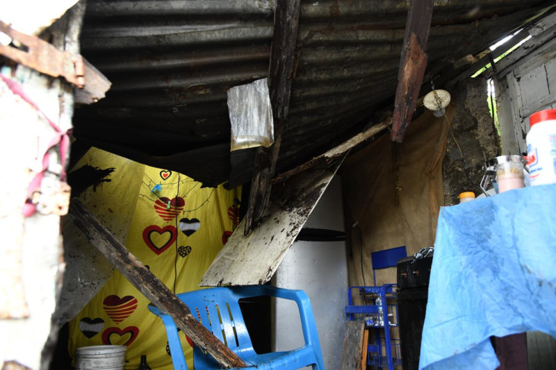 La rama destruyó gran parte del techo desalojándola por completo.