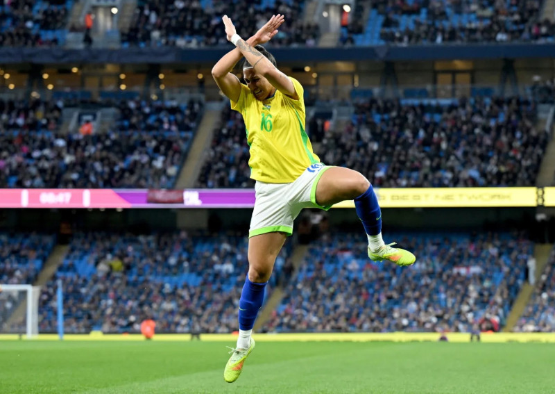 La brasileña Bia Zaneratto celebra después de anotar el primer gol de su equipo durante un partido amistoso internacional de fútbol femenino entre Inglaterra y Brasil en Manchester.