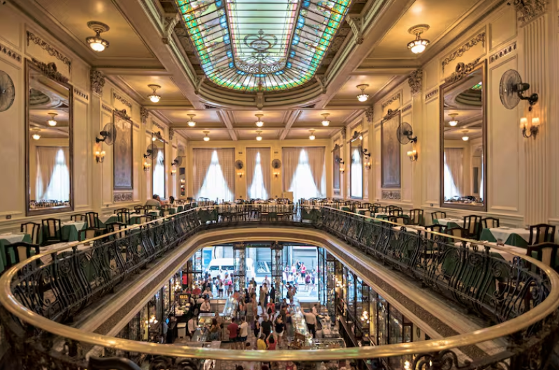 En pleno centro la famosa Confeitaria Colombo, referente de la Belle Époque