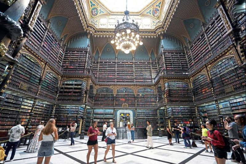 Pasar tiempo en el imponente salón de lectura, presidido por un atrio central bañado de luz natural, gracias a una enorme claraboya de hierro y vidrio delicadamente pintado, es una experiencia única