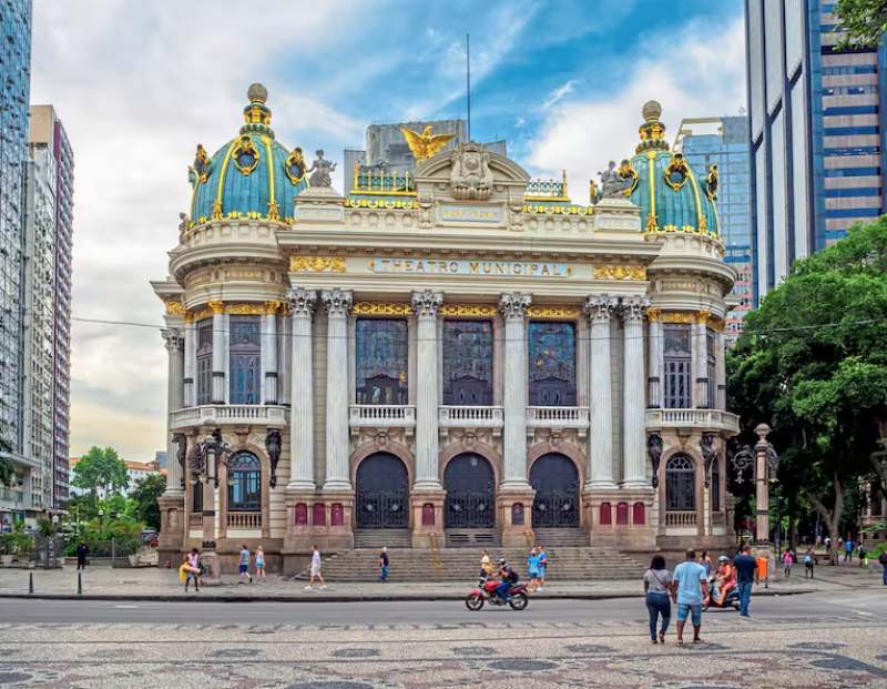 Símbolo de la vida cultural carioca, el Teatro Municipal es una una parada obligada para quienes quieran ver otra cara de Río