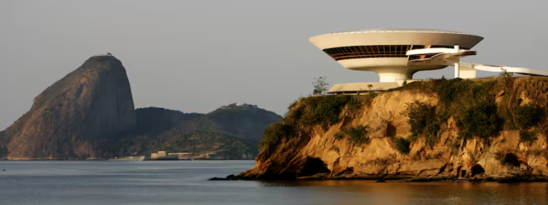 El futurista Museo de Arte Contemporáneo de Niteroi vale la pena la hora de traslado desde la zona sur