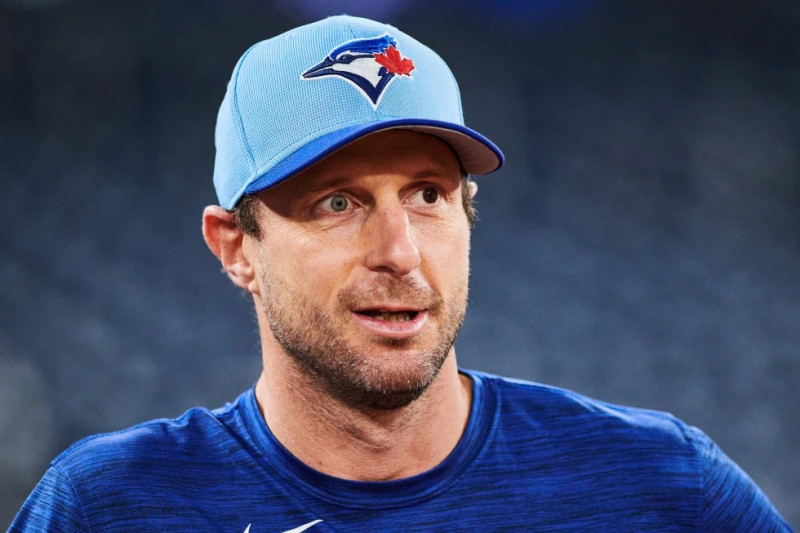ax Scherzer (31) de los Azulejos de Toronto mira antes de la práctica de bateo el sábado 18 de octubre de 2025, en Toronto, antes del sexto juego del Juego de Campeonato de la Liga Americana de beisbol contra los Marineros.