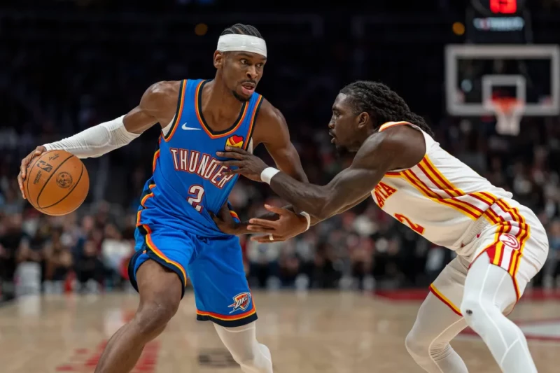 Shai Gilgeous-Alexander, del Thunder, avanza con el balón durante el duelo ante los Hawks, el 25 de octubre de 2025.