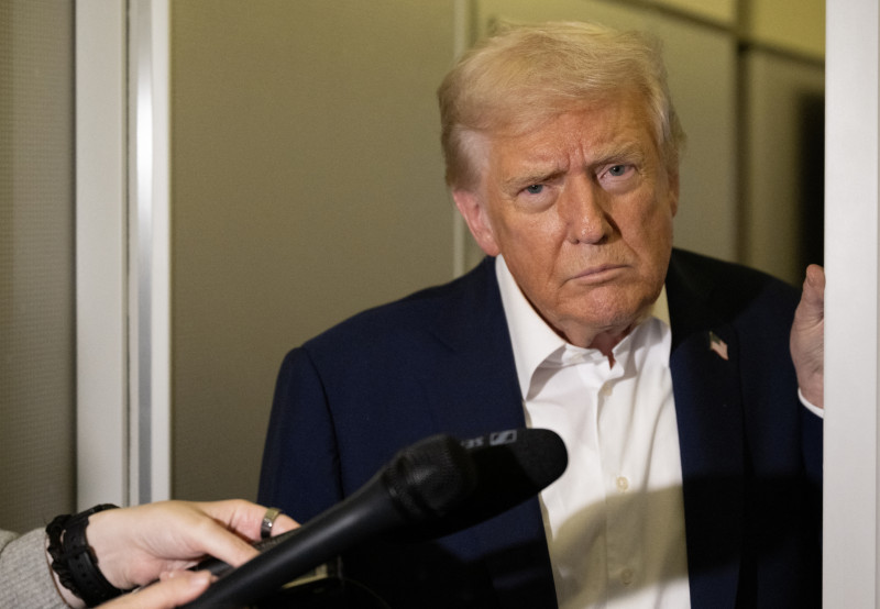 El presidente de Estados Unidos, Donald Trump, habla con los medios a bordo del Air Force One el 24 de octubre de 2025, camino a Malasia para la cumbre de la ASEAN.