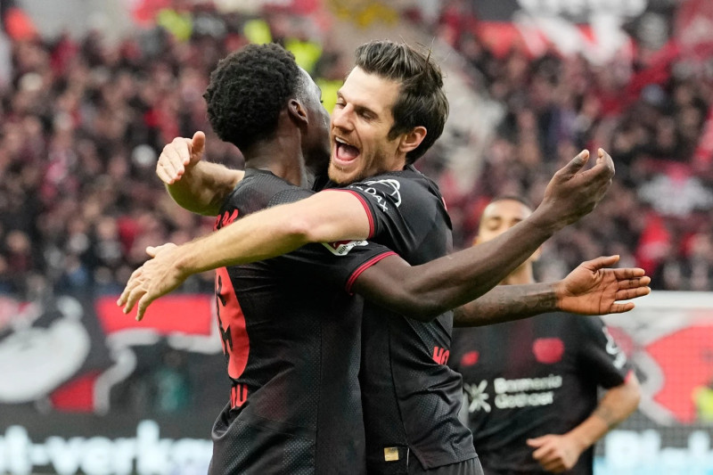 Ernest Poku, del Leverskusen, celebra con su compañero Jonas Hofman luego de anotar el primer gol del encuentro.