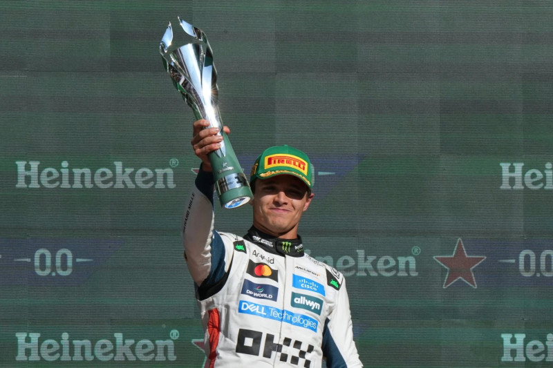 Ek piloto británico Lando Norris, de la escudería McLaren, exhibe el trofeo tras ganar el Gran Premio de México.