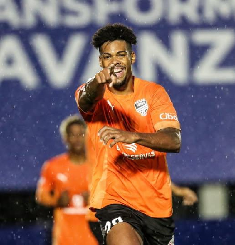 Carlos Ventura, del Cibao FC, celebra tras anotar un gol en el partido frente a La Vega en la Liga Dominicana de Fútbol.