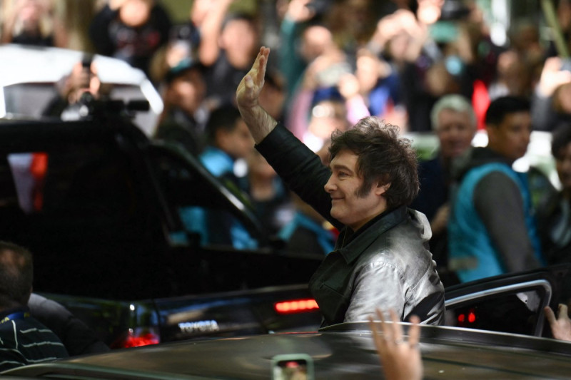 El presidente de Argentina, Javier Milei, saluda a sus partidarios cuando sale después de votar durante las elecciones legislativas nacionales de mitad de período en Buenos Aires el 26 de octubre de 2025. Los argentinos acuden a las urnas para una elección de mitad de período que determinará si el presidente Javier Milei ingresa a la segunda mitad de su mandato reforzado o disminuido a medida que abundan los problemas económicos a pesar de la ayuda estadounidense sin precedentes.