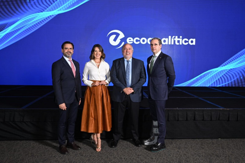 Bernando Fuentes, economista y vicepresidente de estudios ecónomicos del BHD, Katherine Hernández, comunicadora y periodista venezolana, José Antonio Fonseca, economista y presidente de CCI Puesto de Bolsa y Alejandro Grisanti, socio director de Ecoanalítica.