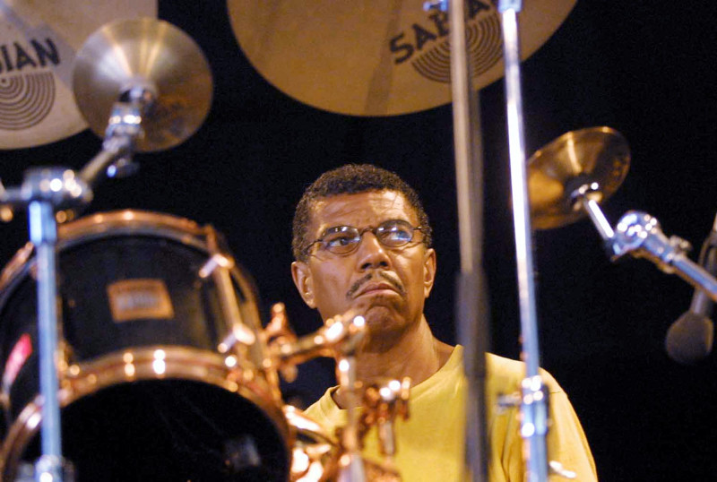 El bateador americano Jack De Johnette participó en una repetición, el 3 de agosto de 2001 en Marciac, antes del concierto de apertura del festival "Jazz In Marciac" en compañía del pianista Keith Jarrett y el contrabajista Gary Peacock. US drummer Jack De Johnette rehearses 03 August 2001 in Marciac ahead of his concert to open the 24th "Jazz In Marciac" festival which features among others Diana Krall, Joshua Redman and Wynton Marsalis. (Photo by ERIC CABANIS / AFP)