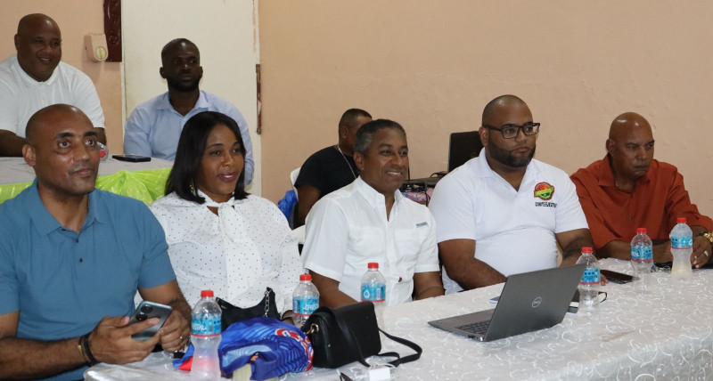 Fausto Paulino, presidente de Abasapema, los directivos Kathy Celestino, Carlos Dijol y José Manuel Ureña y Amado Acosta, director técnico.