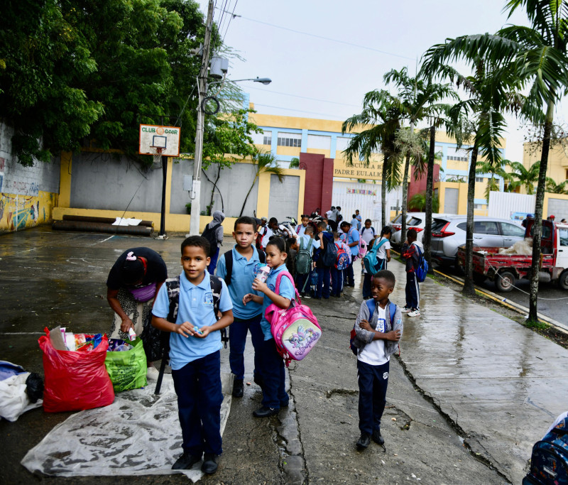 Directivos de centros educativos atribuyen la baja asistencia de estudiantes a las lluvias.