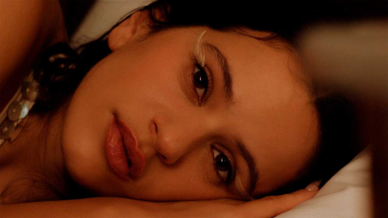 Rosalía en el video musical de "Berghain", el primer sencillo de su álbum "Lux".