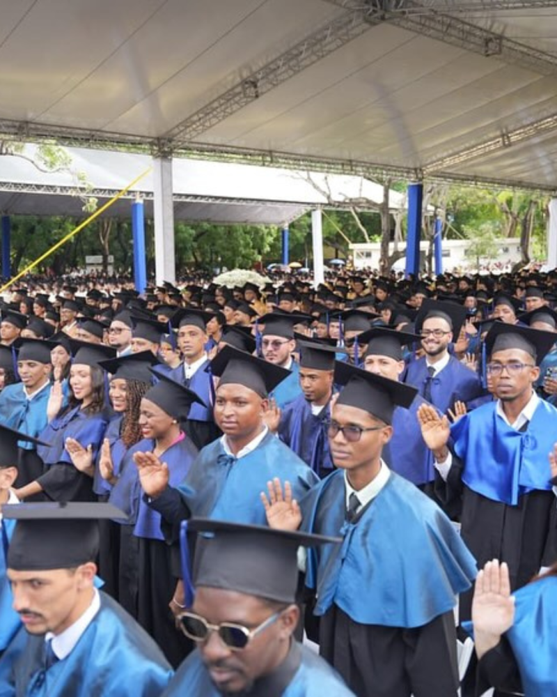 La Universidad Autónoma de Santo Domingo (UASD) celebró este martes su aniversario 487 con la graduación de 3,710 nuevos profesionales.