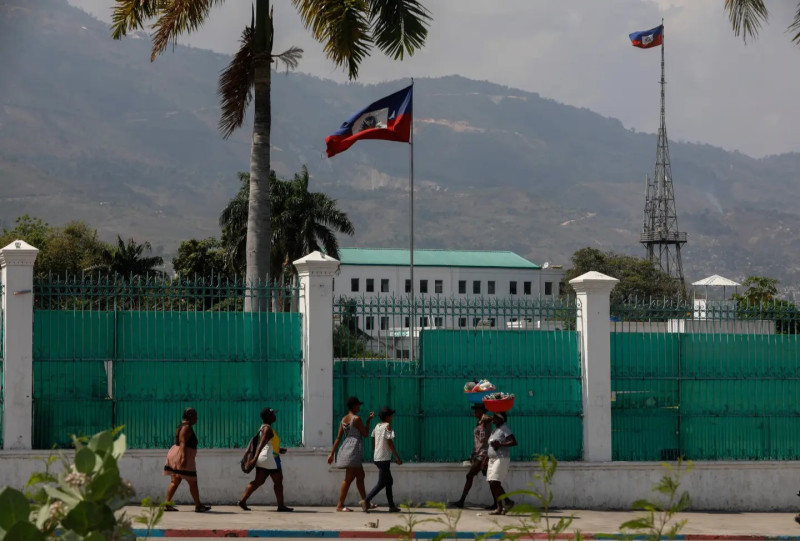 La gente pasa frente al Palacio Nacional en Puerto Príncipe, Haití.