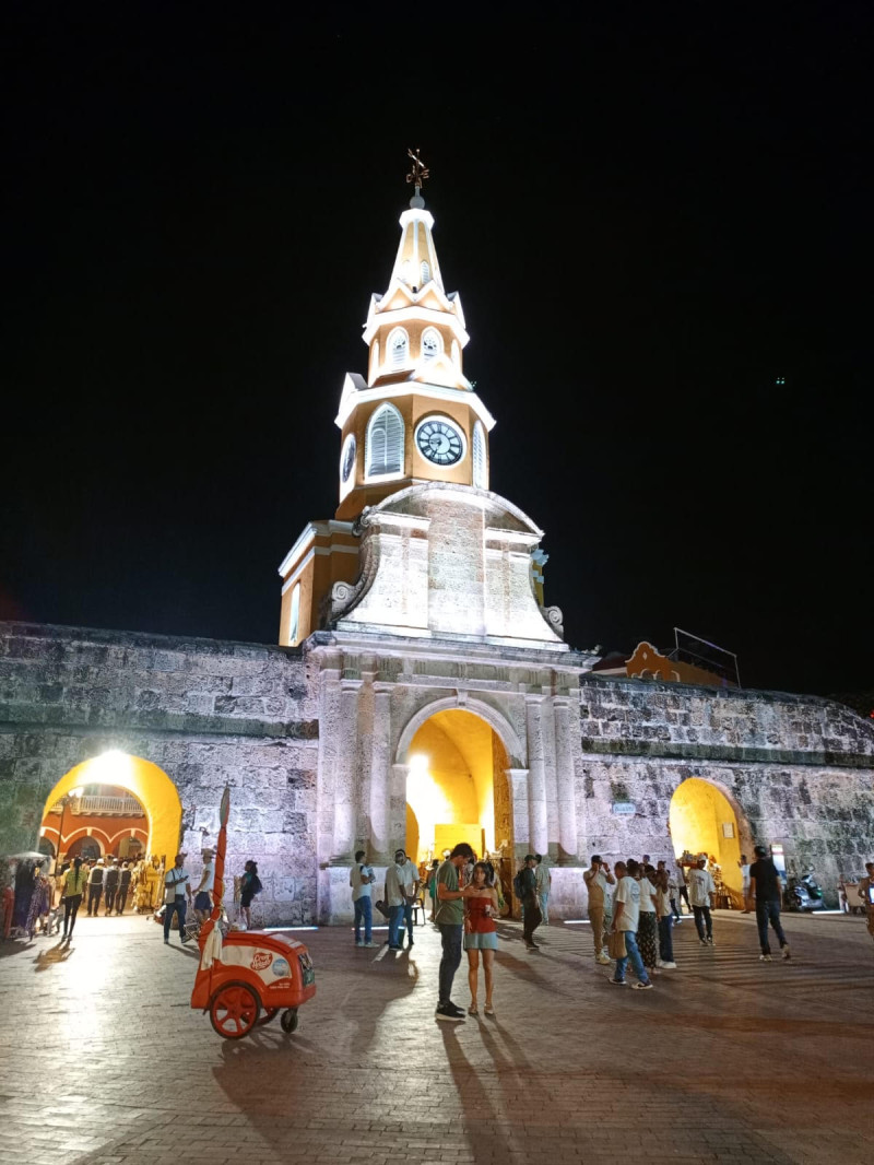 Torre del reloj de noche en Cartagena