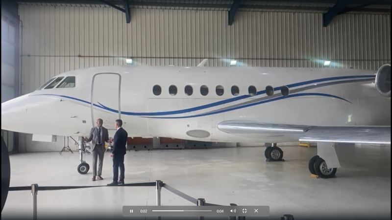 Avión modelo Falcon 900EX de matrícula YV 3360 estacionado en un hangar en el aeropuerto Joaquín Balaguer.