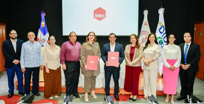 Alliet Ortega Rabassa, rectora interina de Intec y Elías Báez, director de la DIDA, encabezan encuentro durante la firma del acuerdo.